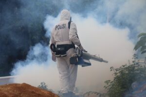 Brimob Polda Lampung Lakukan Fogging Gratis