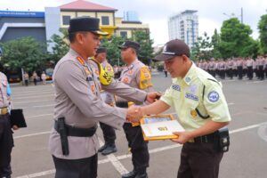 Gagalkan Aksi Curamnor, Satpam Perumahan di Bandar Lampung Terima Penghargaan Dari Kapolresta Bandar Lampung