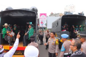 Aksi Solidaritas Berlangsung Damai Dua Truck Dalmas Polresta Bandar Lampung Bantu Antar Massa