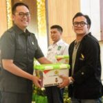 PENYERAHAN-SIMBOLIS-Waka-IV-DPRD-Provinsi-Lampung~2