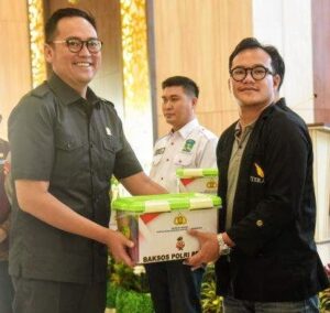 PENYERAHAN-SIMBOLIS-Waka-IV-DPRD-Provinsi-Lampung~2