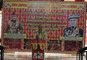 Pangeran Nata Adiningrat Dr. R.A. Huzaifah Disambut Hangat di Lamban Gedung Kuning, Tokoh Adat Lampung Tegaskan Persaudaraan Serumpun