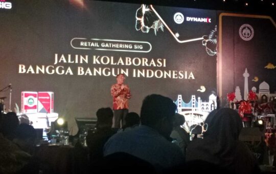 Keterangan Foto : Kepala Dinas Perindustrian dan Perdagangan Provinsi Lampung, Dra. Evie Fatmawaty, M.Si., menyampaikan sambutan dalam acara Retail Gathering SIG 2025 di Bandar Lampung.