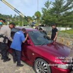 Bermodal Ranting Kayu, Polisi Sigap Beri Bantuan Pemudik Alami Kunci Mobil Terkunci. 