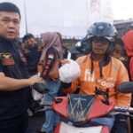 GRIB Jaya Bandar Lampung Bagikan Ribuan Takjil kepada Pengendara di Tugu Adipura