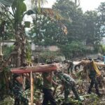 ATASI BANJIR SAAT HUJAN, PRAJURIT KODAM XXI/RADIN INTEN GREBEK SUNGAI DI BANDAR LAMPUNG