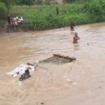 Menembus Arus Way Tipo, Prajurit Koramil 411-12/GS dan Warga “Ngunjal” Material Lewat Rakit Bambu Darurat