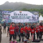 Prajurit Korem 043/Gatam Dukung Gerakan Radin Inten ASRI, Bersihkan Pantai Pasir Putih