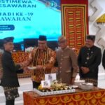 Tokoh Pendiri Terima Tumpeng Pertama, HUT ke-19 Pesawaran Jadi Momentum Menuju Daerah yang Lebih Maju