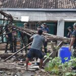Bedah Rumah Ibu Suryati, Marinir dan Warga Desa Paya Bergotong Royong Wujudkan Hunian Layak